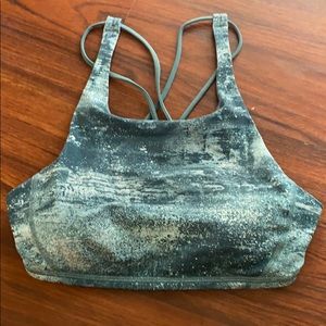 Lululemon size 6 sports bra with cup inserts!